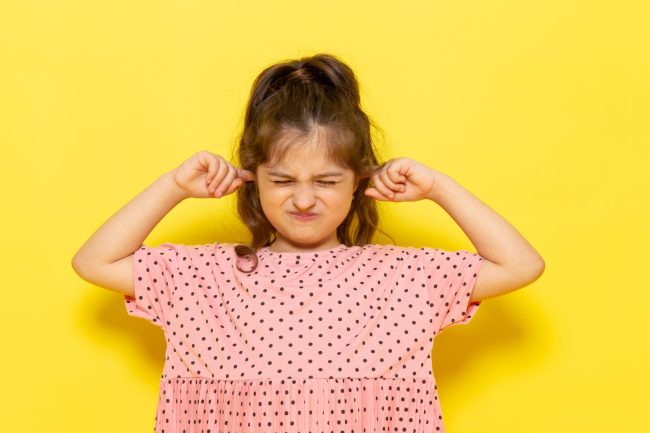 niña-oidos-otitis niña con otitis busca la prevención de otitis