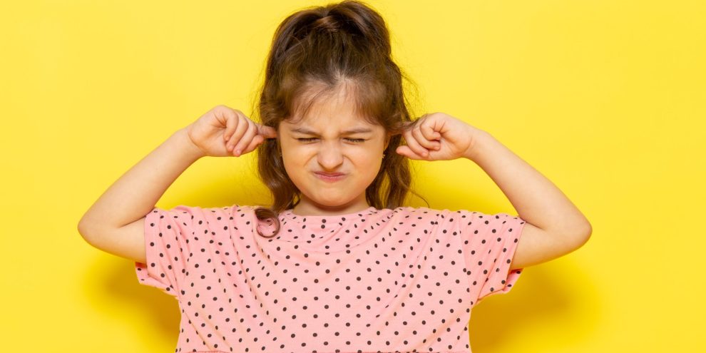 niña-oidos-otitis niña con otitis busca la prevención de otitis